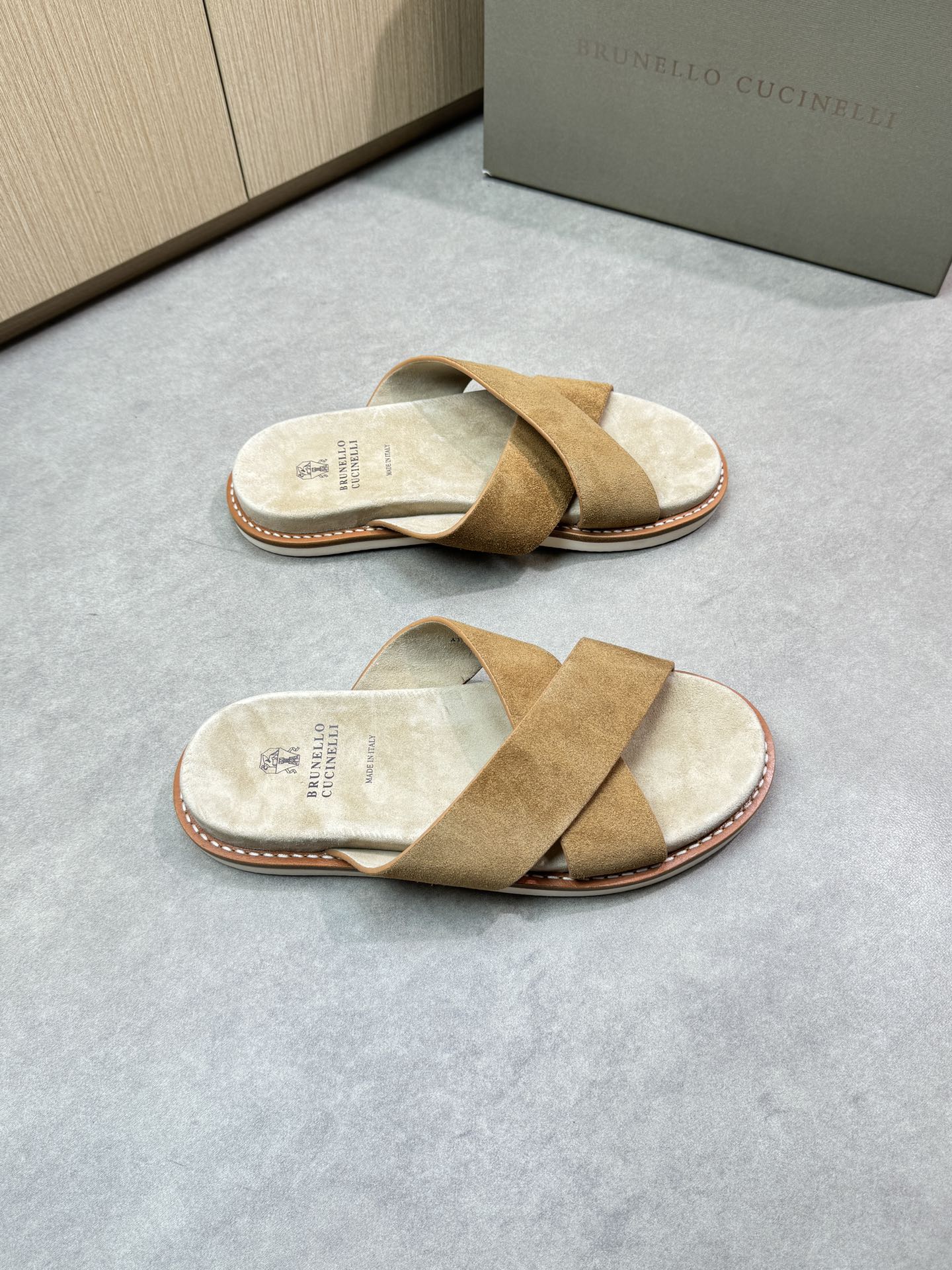 Brunello 25ss leather slippers