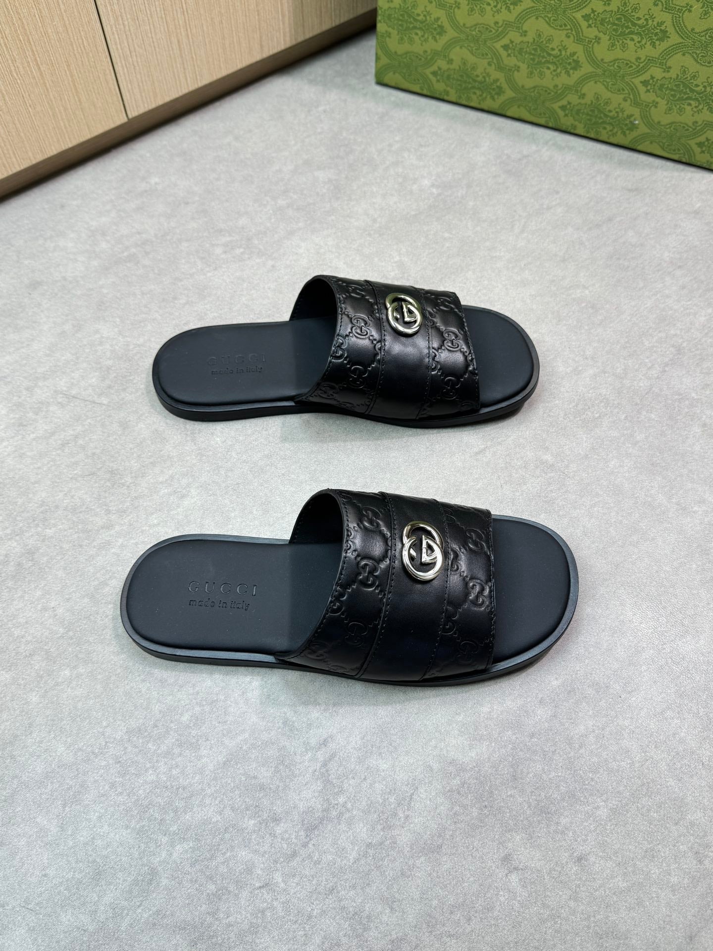 Guc 25ss leather slippers