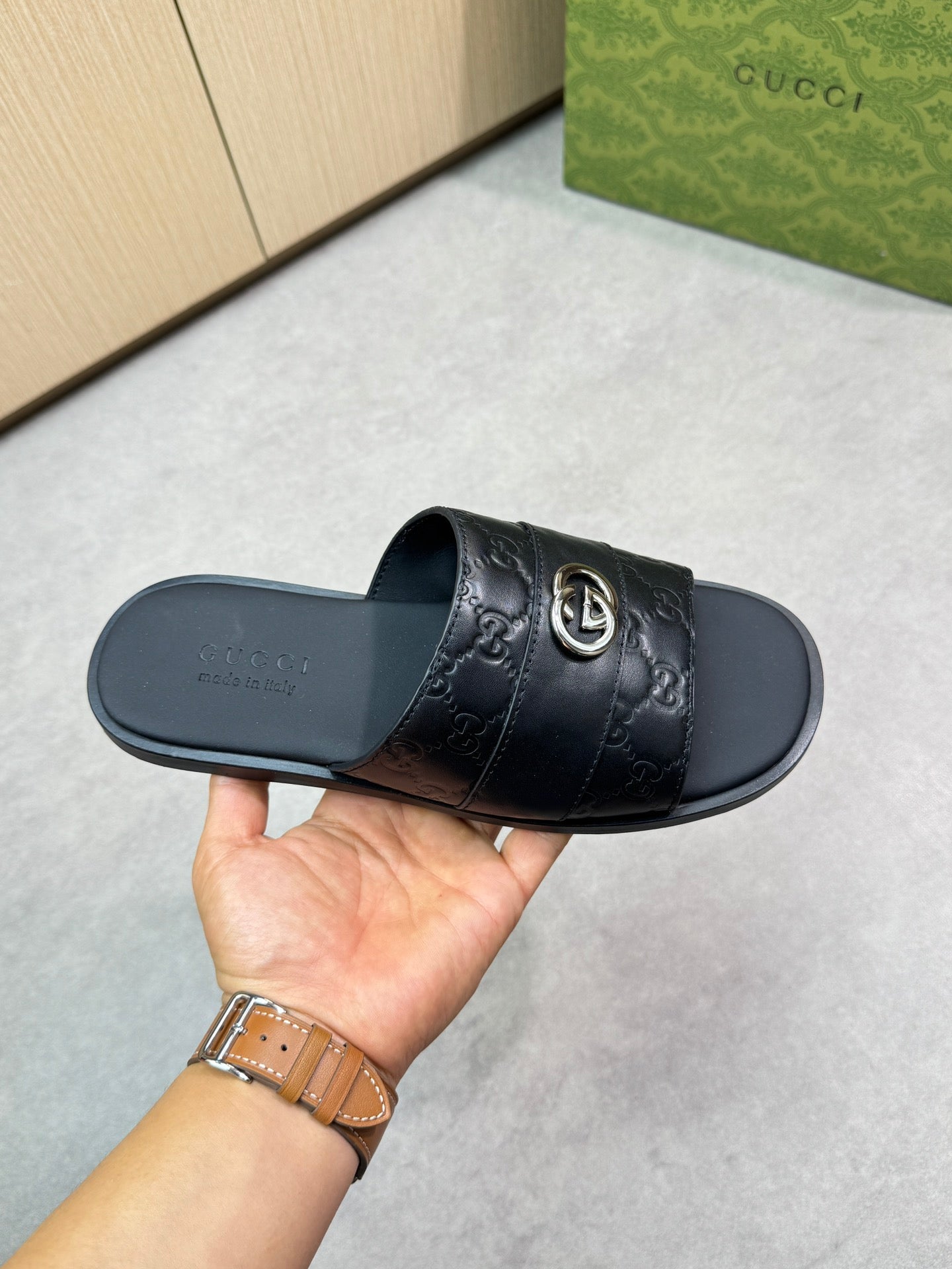 Guc 25ss leather slippers