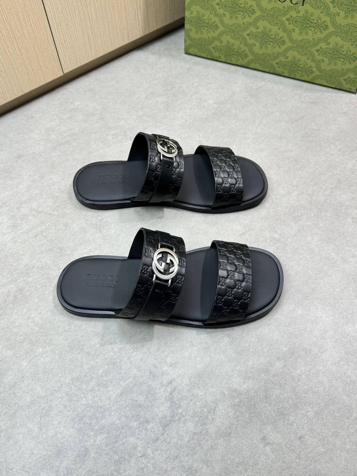 guc 25ss leather slippers