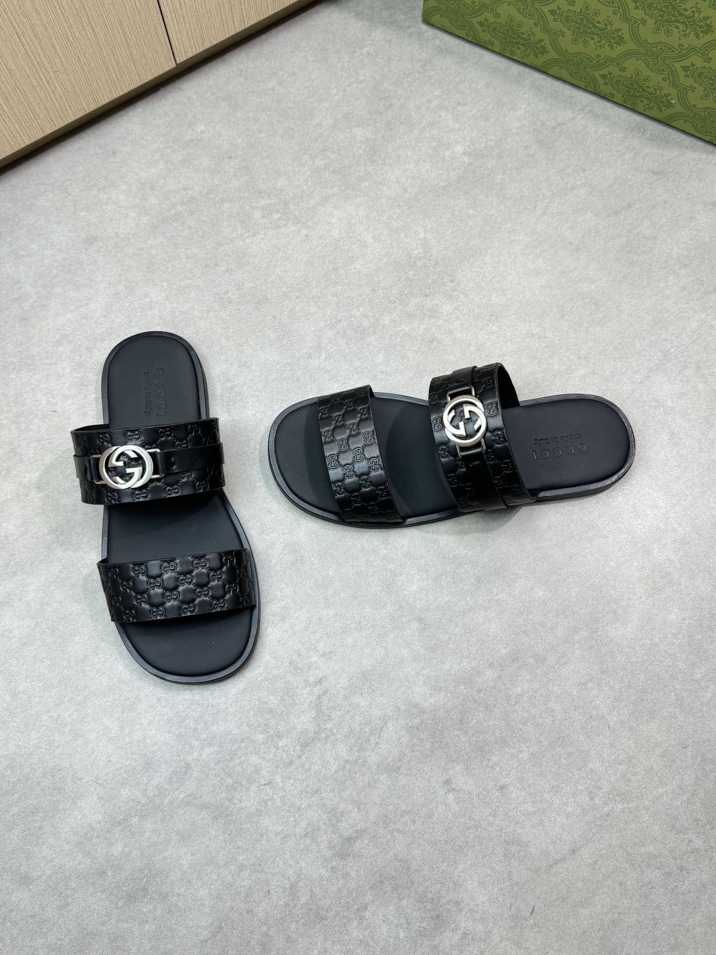 guc 25ss leather slippers