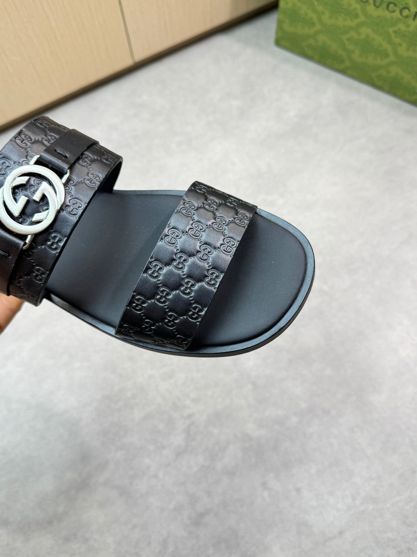 guc 25ss leather slippers